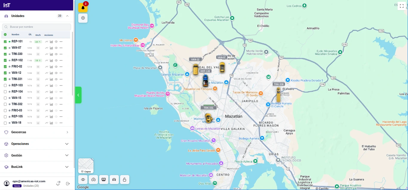 Panel web de rastreo: lista de unidades de una flota y su posición en el mapa de Mazatlán